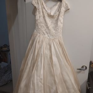 Sample Badgley Mischka dress size 6/8 wedding dress